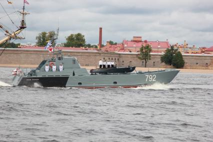 Санкт-Петербург. Десантный катер `Иван Пасько` на Главном военно-морском параде в честь Дня Военно-морского флота России.