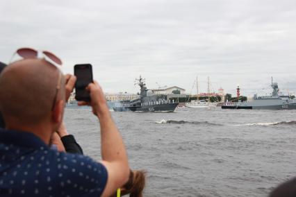 Санкт-Петербург. Большой ракетный катер Р-297 `Димитровград` (слева) и малый ракетный корабль `Град Свияжск` (справа) на Главном военно-морском параде в честь Дня Военно-морского флота России.