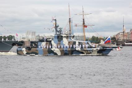 Санкт-Петербург. Противодиверсионный катер `Нахимовец` на Главном военно-морском параде в честь Дня Военно-морского флота России.