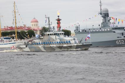 Санкт-Петербург. Противодиверсионный катер `Юнармеец Беломорья` (в центре) на Главном военно-морском параде в честь Дня Военно-морского флота России.