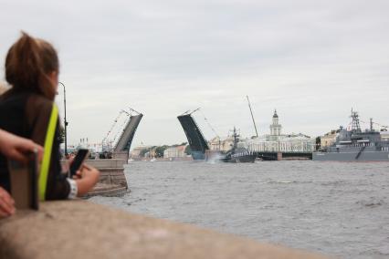 Санкт-Петербург. Большой ракетный катер Р-297 `Димитровград` (в центре) во время Главного военно-морского парада в честь Дня Военно-морского флота России.