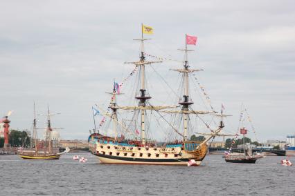 Санкт-Петербург. Парусник `Полтава` на Главном военно-морском параде в честь Дня Военно-морского флота России.