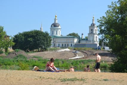 Коломна. Люди отдыхают у храма Михаила Архангела.