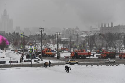 Москва.   Снегоуборочная техника на Васильевском спуске у  парка Зарядье.