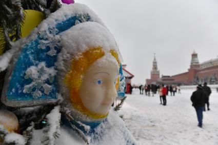 Москва.   Фигура Снегурочки  на Красной площади.