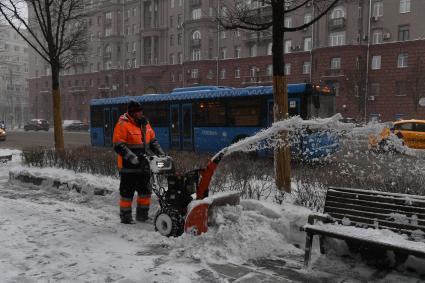 Москва. Сотрудник  коммунальных служб  убирает снег на улицах города   после сильного снегопада.