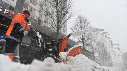 Москва. Сотрудник  коммунальных служб  убирает снег на улицах города   после сильного снегопада.