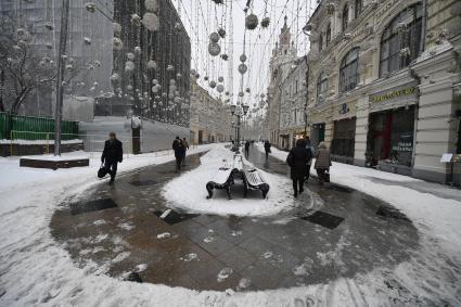 Москва.  Прохожие на Никольской улице.