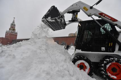 Москва. Снегоуборочная техника собирает снег на на Красной площади  после сильного снегопада.