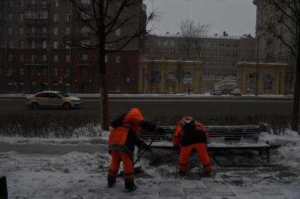 Москва. Сотрудники коммунальных служб убирают снег на улицах города после сильного снегопада.