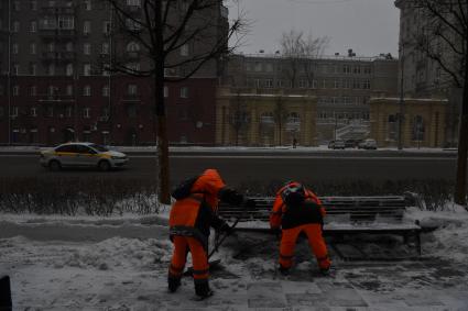 Москва. Сотрудники коммунальных служб  убирают снег на улицах города   после сильного снегопада.