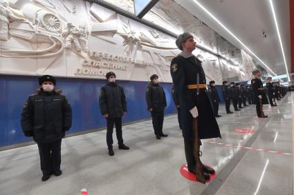 Москва. Сотрудники МЧС на станции метро `Давыдково` Большой кольцевой линии (БКЛ) во время церемонии открытия.