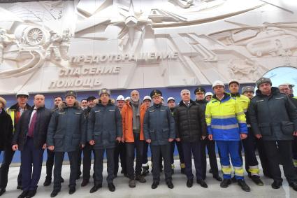 Москва. Заместитель министра МЧС Анатолий Супруновский (четвертый слева), начальник Управления инвестиций и строительствана МЧС Сергей Величев (пятый слева), скульптор Салават Щербаков (шестой слева), врио главы МЧС РФ Александр Чуприян (в центре), статс-секретарь-заместитель министра МЧС РФ Алексей Серко (шестой справа) и руководитель строительства Дирекции метро -1 АО `Мосинжпроект` Роман Модин (пятый справа) на церемонии открытия станции метро `Давыдково` Большой кольцевой линии (БКЛ).