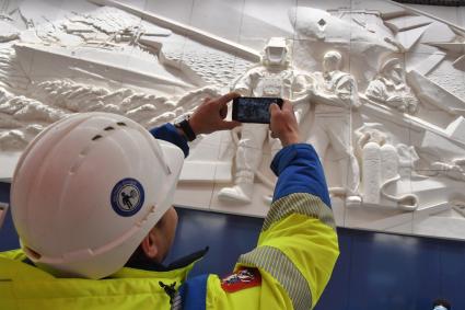 Москва. Барельеф с изображением спасателей на станции метро `Давыдково` Большой кольцевой линии (БКЛ) во время церемонии открытия.