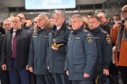 Москва. Врио главы МЧС РФ Александр Чуприян (второй справа) и статс-секретарь-заместитель министра МЧС РФ Алексей Серко (третий справа) на церемонии открытия станции метро `Давыдково` Большой кольцевой линии (БКЛ).