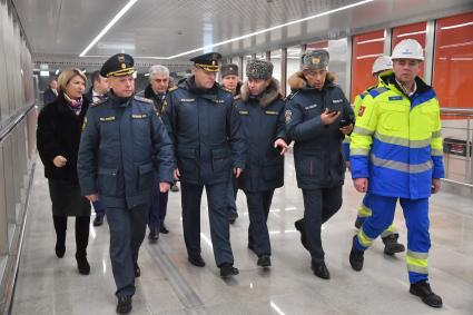 Москва. Врио главы МЧС РФ Александр Чуприян (слева), статс-секретарь-заместитель министра МЧС РФ Алексей Серко (в центре), начальник Управления инвестиций и строительствана МЧС Сергей Величев (второй справа) и руководитель строительства Дирекции метро -1 АО `Мосинжпроект` Роман Модин (справа) на церемонии открытия станции метро `Давыдково` Большой кольцевой линии (БКЛ).