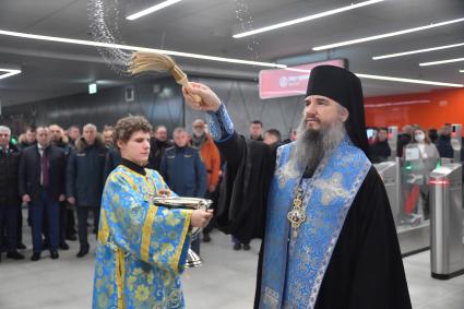 Москва. Священник на церемонии открытия станции метро `Давыдково` Большой кольцевой линии (БКЛ).