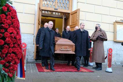 Санкт-Петербург. Вынос гроба с телом актрисы театра и кино, народной артистки РСФСР Нины Ургант после церемонии прощания в Александринском театре.