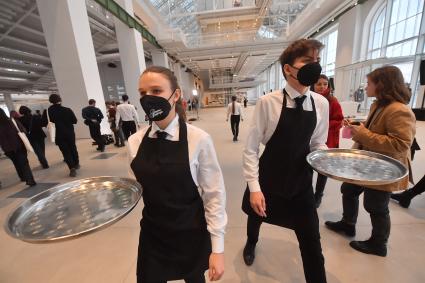 Москва. Официанты в буфете дома культуры \"ГЭС-2\", расположенного в здании бывшей городской электростанции на Болотной набережной.