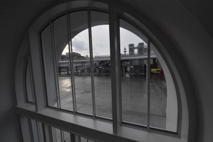 Москва. Вид из окна Дома культуры \"ГЭС-2\", расположенного в здании бывшей городской электростанции на Болотной набережной.