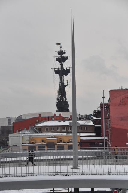 Москва. Вид на памятник Петру I на острове Балчуг.