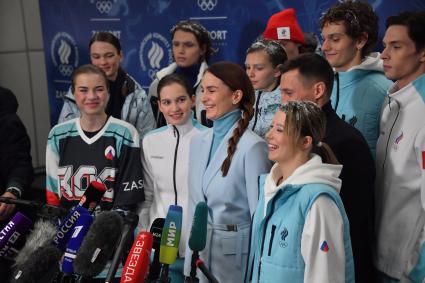 Москва. Двукратная олимпийская чемпионка по фехтованию на саблях Софья Великая  ( в центре) на  презентации одежды из новой коллекции официальной формы российских спортсменов для XXIV Олимпийских зимних игр 2022 года в Пекине бренда Zasport.