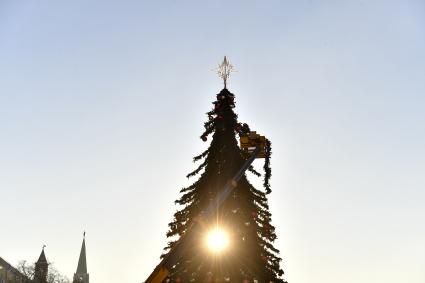 Москва. Украшение новогодней елки во время фестиваля `Путешествие в Рождество`.