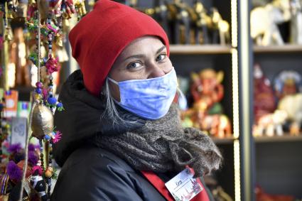 Москва. Девушка в медицинской маске во время фестиваля `Путешествие в Рождество`.