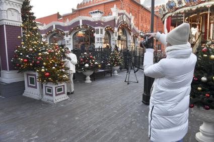 Москва. Девушки во время фестиваля `Путешествие в Рождество` на Площади Революции.