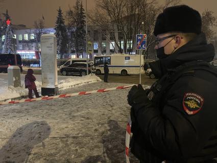 Москва. Полицейское оцепление у здания МФЦ `Рязанский`, где сегодня подполковник в отставке Сергей Глазов устроил стрельбу и убил двух человек.