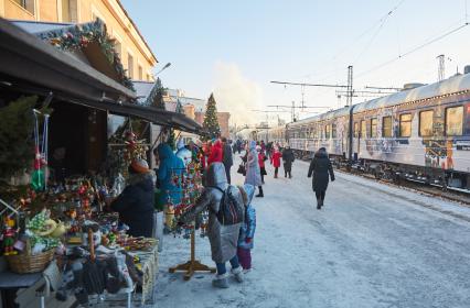 Пермь. Люди у поезда Деда Мороза из Великого Устюга на станции Пермь II.