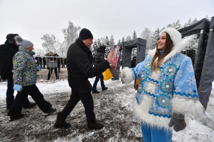 Московская область.  Театрализованное представление в деревне Новопареево, где будет срублена главная новогодняя елка страны.