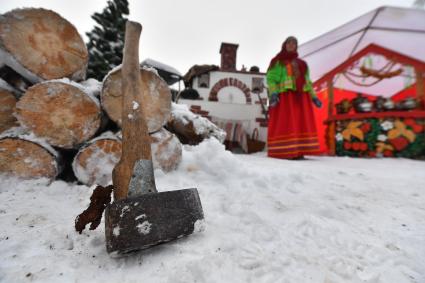 Московская область.  Театрализованное представление в деревне Новопареево, где будет срублена главная новогодняя елка страны.