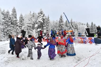 Московская область.  Театрализованное представление в деревне Новопареево, где будет срублена главная новогодняя елка страны.