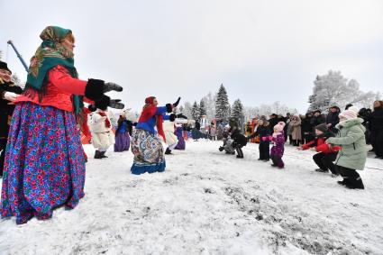 Московская область.  Театрализованное представление в деревне Новопареево, где будет срублена главная новогодняя елка страны.