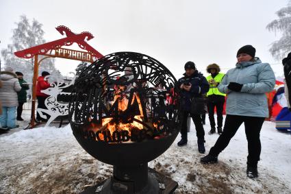 Московская область.  Театрализованное представление в деревне Новопареево, где будет срублена главная новогодняя елка страны.