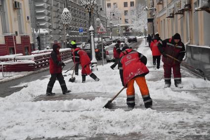 Москва. Коммунальщики убирают снег на улице.