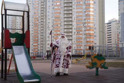 Самара. Дед Мороз во дворе жилых домов.