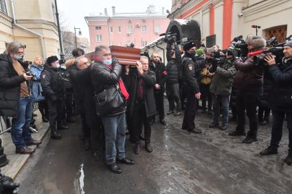 Москва. Выно гроба с телом режиссера Сергея Соловьева после отпевания в церкви церкви Иоанна Богослова на Бронной, где проходит отпевание режиссера Сергея Соловьева.