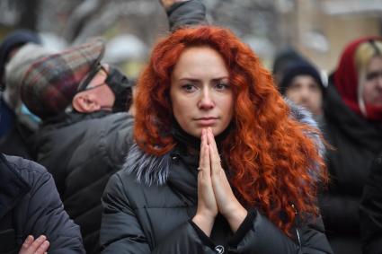 Москва. Люди  у церкви Иоанна Богослова на Бронной, где проходит отпевание режиссера Сергея Соловьева.