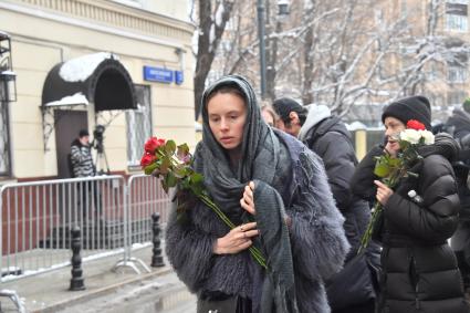 Москва.  Люди  у церкви Иоанна Богослова на Бронной, где проходит отпевание режиссера Сергея Соловьева.