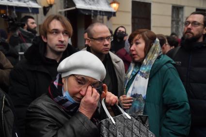 Москва. Люди  у церкви Иоанна Богослова на Бронной, где проходит отпевание режиссера Сергея Соловьева.