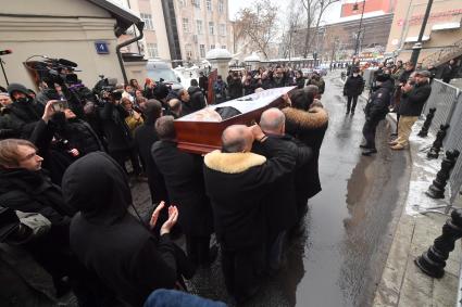 Москва. Выно гроба с телом режиссера Сергея Соловьева после отпевания в церкви церкви Иоанна Богослова на Бронной, где проходит отпевание режиссера Сергея Соловьева.