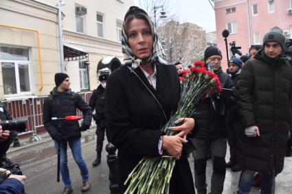 Москва. Актриса Евгения Крюкова  у церкви Иоанна Богослова на Бронной, где проходит отпевание режиссера Сергея Соловьева.