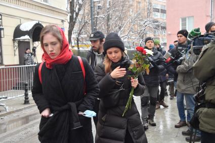 Москва.  Люди  у церкви Иоанна Богослова на Бронной, где проходит отпевание режиссера Сергея Соловьева.