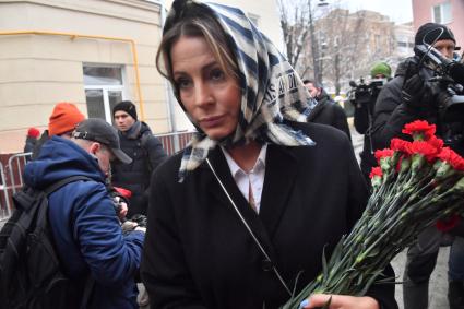 Москва. Актриса Евгения Крюкова у церкви Иоанна Богослова на Бронной, где проходит отпевание режиссера Сергея Соловьева.