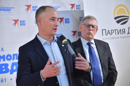 Москва. Лидер `Партии Дела` президент ассоциации Росспецмаш Константин Бабкин ,генеральный директор, главный редактор ИД `Комсомольская правда` Владимир Сунгоркин (справа налево) на церемонии награждения победителей Всероссийского фотоконкурса `Лица труда`, организованного `Партией дела` и газетой `Комсомольсквя правда`в Государственном центральном музее современной истории России.