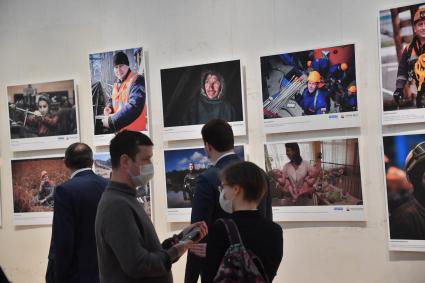 Москва.  Посетители на  выставке  работ победителей Всероссийского фотоконкурса `Лица труда`, организованного `Партией дела` и газетой `Комсомольсквя правда`в Государственном центральном музее современной истории России.