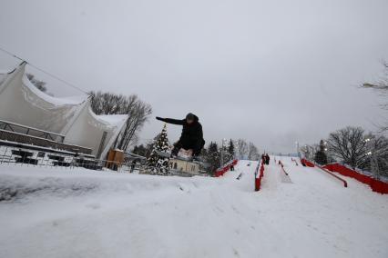 Москва. Молодой человек во время обучения основам сноубординга на ВДНХ.