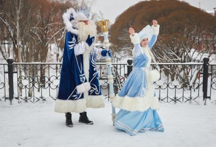 Пермь. Дед Мороз и Снегурочка на одной из улиц города.